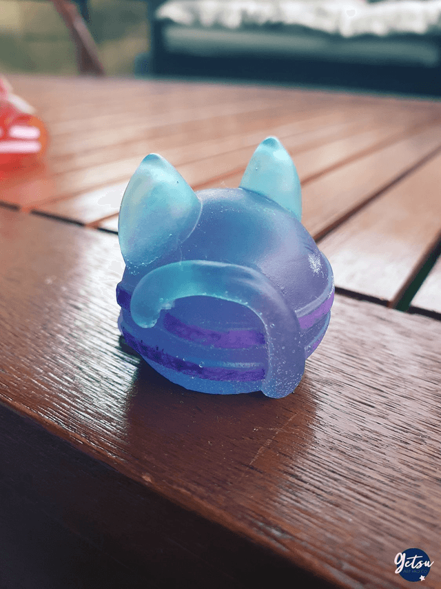 Petite statuette chat violet-bleu