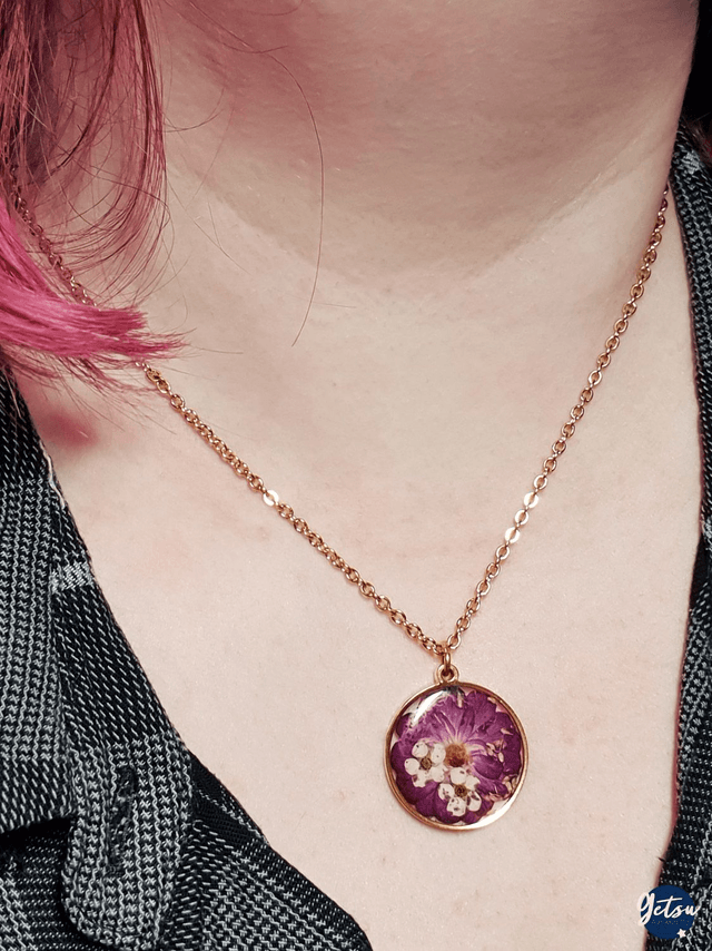 Collier fleuri narcisses et chrysanthème, doré