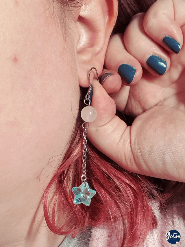 Boucles d'oreilles longues, asymétriques, étoiles en verre et quartz rose et argent