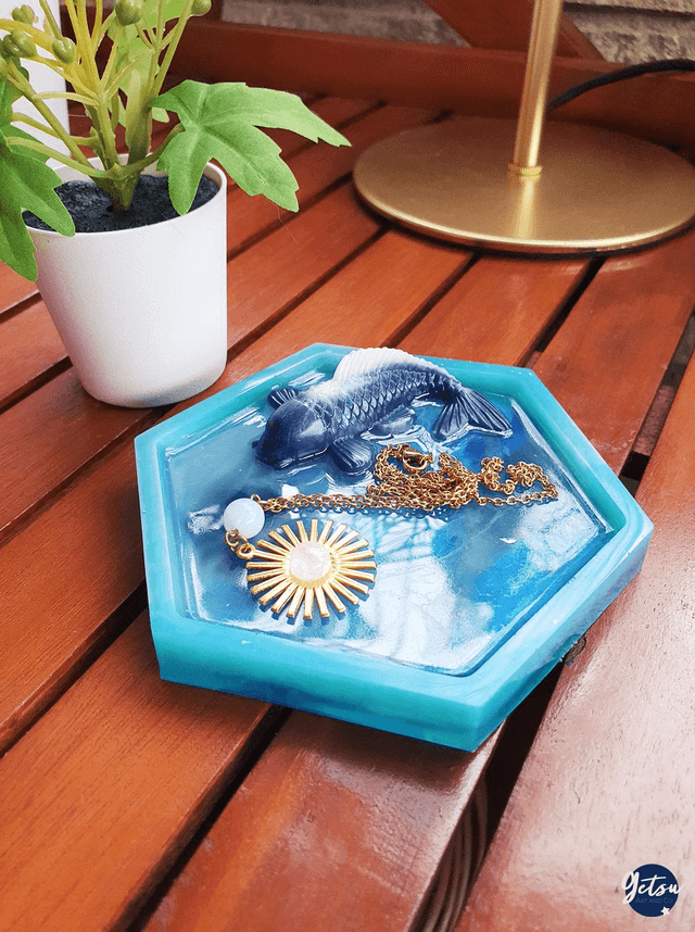 Petit vide-poche/porte-savon carpe koi noire et blanche