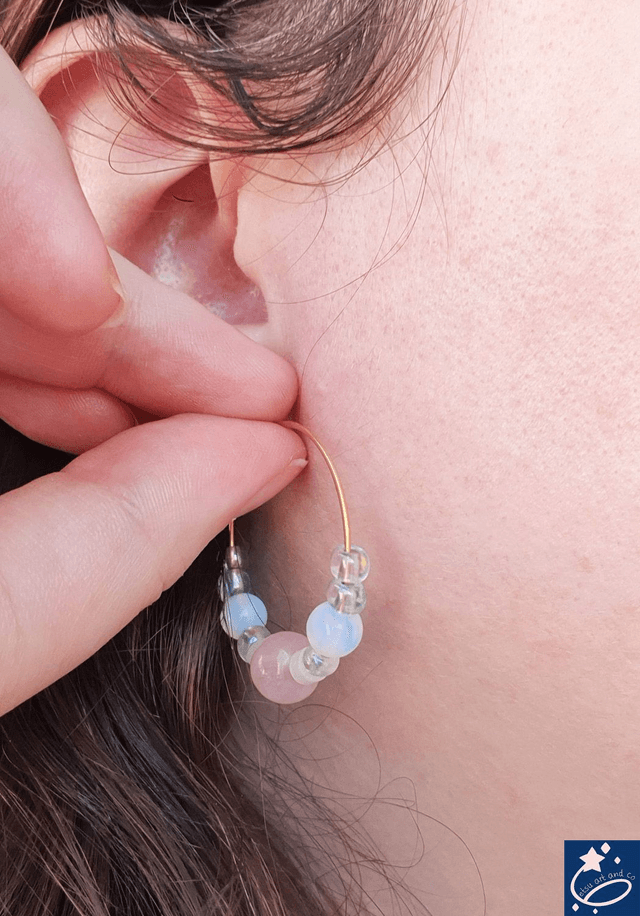 Petites créoles avec quartz rose et opalite 