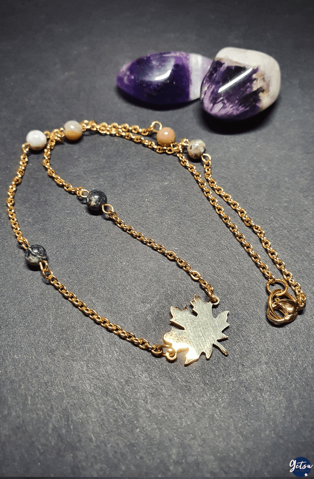 Collier court feuille d'érable et jaspe rainforest