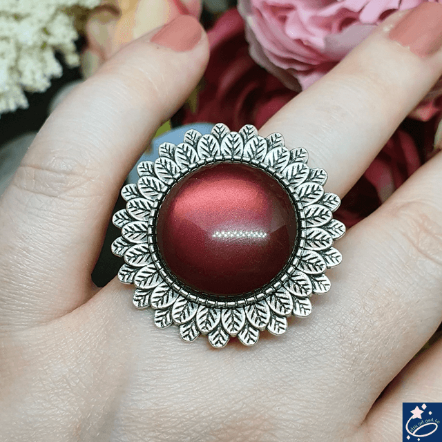 Bague fleur en laiton réglable et cabochon polaris rouge 