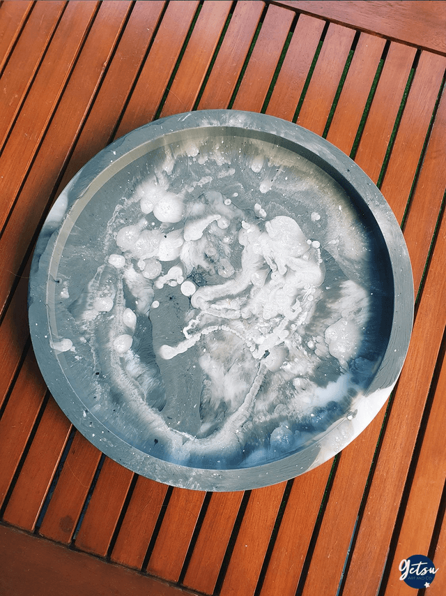 Grand plateau gris et blanc