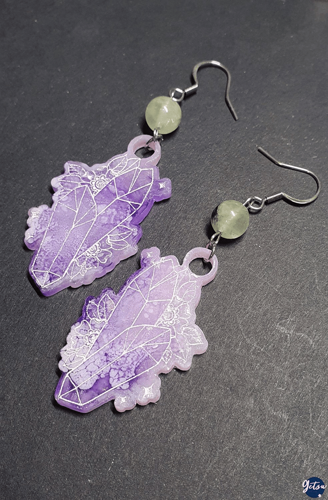 Boucles d'oreilles en résine et préhnite.