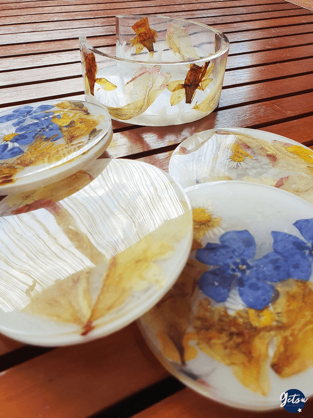 Ensemble de 4 sous-verres avec boîte de rangement, en pétales de tulipes et violettes