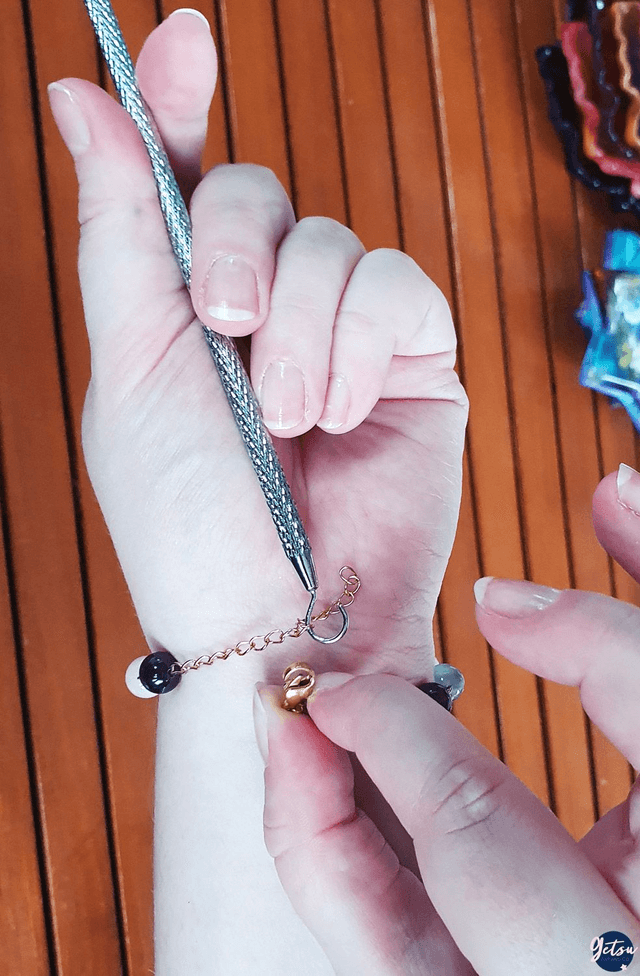 Bâton d'attache pour bracelets
