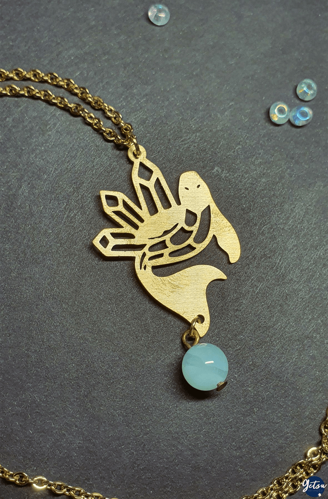 Collier carpe koi et cristaux, avec agate bleue-grise