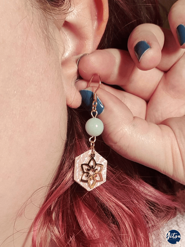 Boucles d'oreilles fleur de cerisier, jade et cuir rose