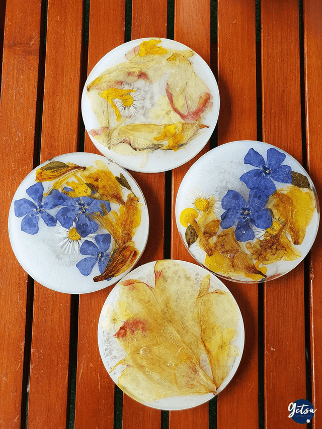 Ensemble de 4 sous-verres avec boîte de rangement, en pétales de tulipes et violettes