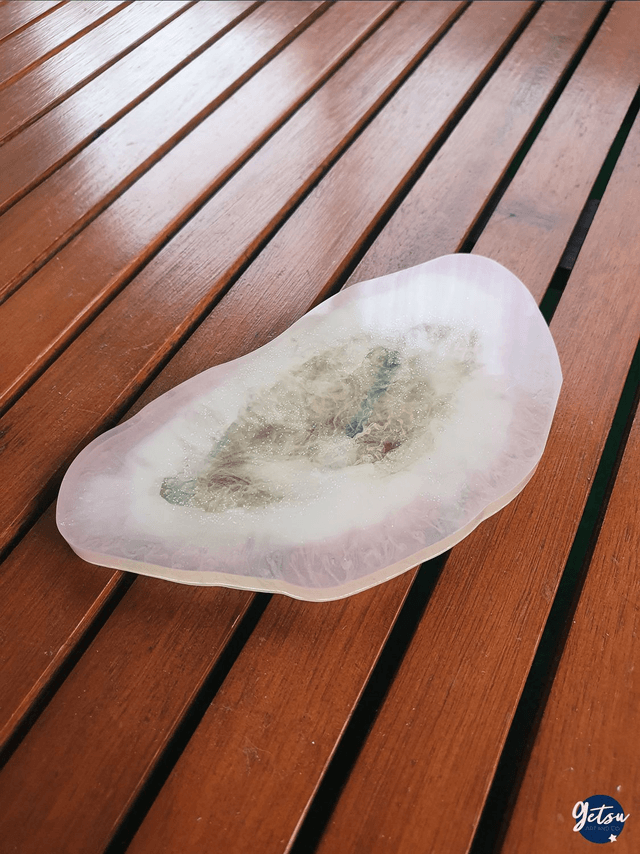 Sous-verre en résine inspiration tranche d'agate, blanc-violet et long ovale