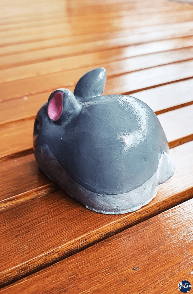 Figurine lapin peinte grise