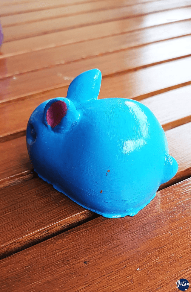 Figurine lapin peinte à la main bleue