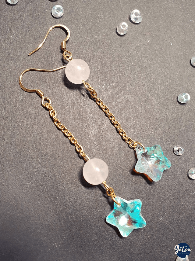Boucles d'oreilles longues, asymétriques, étoiles en verre et quartz rose et or