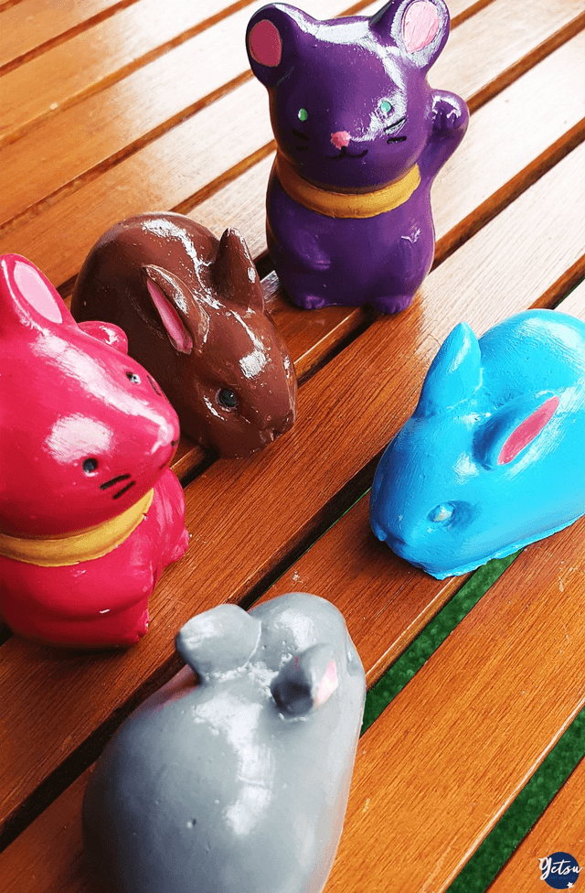 Statuette souris peinte violette