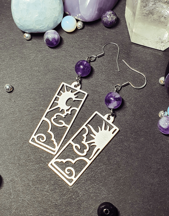 Boucles d'oreilles dépareillées soleil, lune et améthyste 