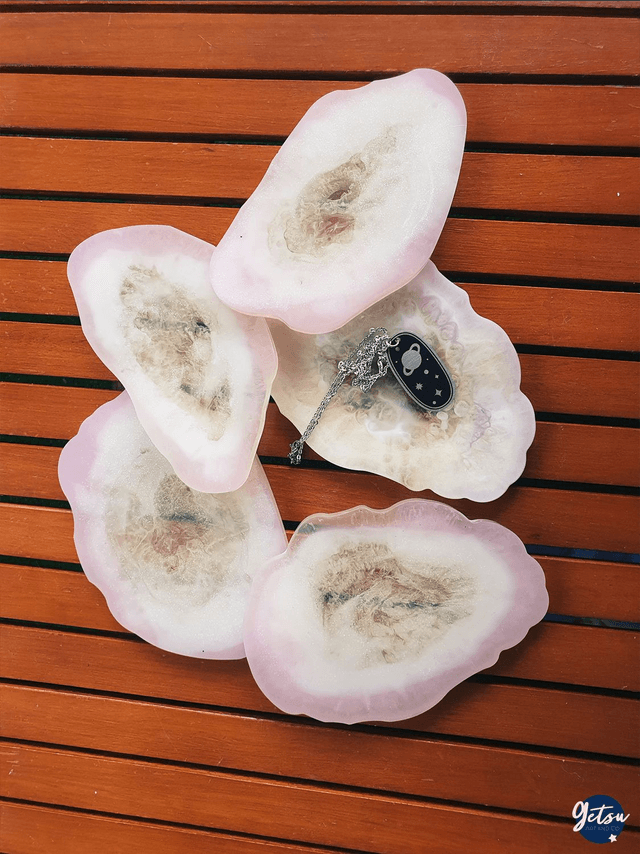 Sous-verre en résine inspiration tranche d'agate, blanc-violet et long
