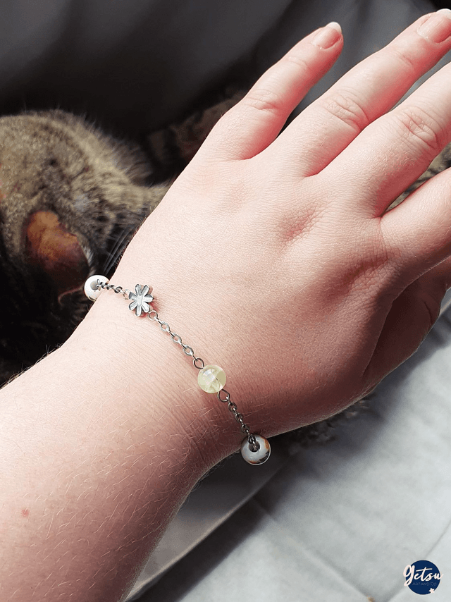 Bracelet fin avec préhnite et perles de porcelaines
