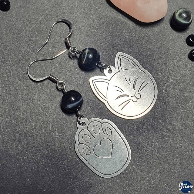 Boucles d'oreilles dépareillées Neko en acier inox et oeil de faucon