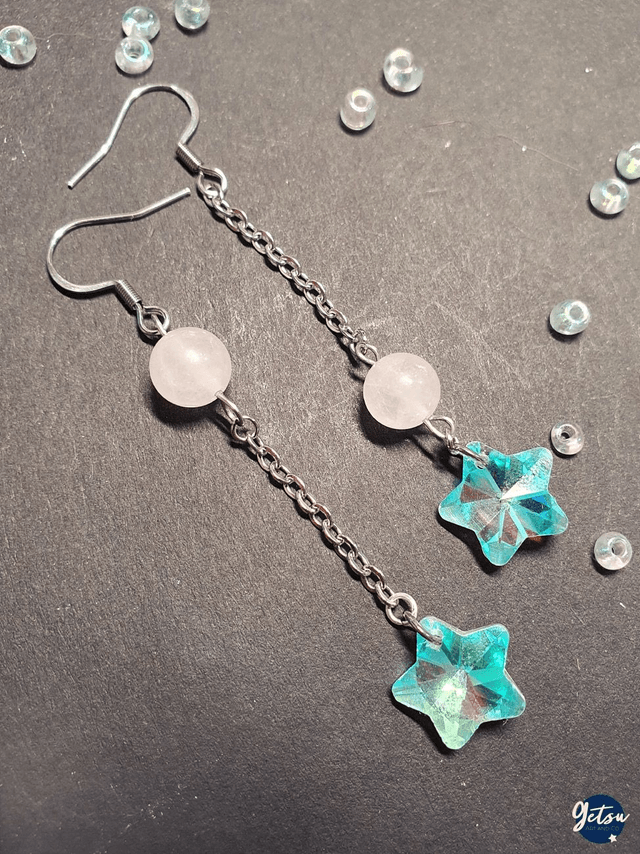 Boucles d'oreilles longues, asymétriques, étoiles en verre et quartz rose et argent