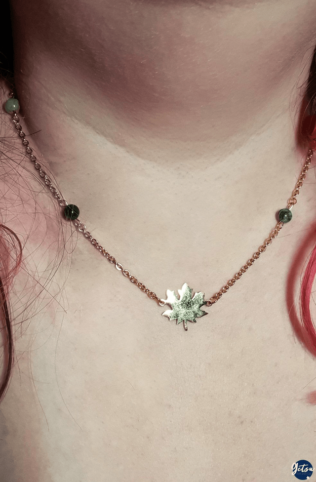 Collier court feuille d'érable et jaspe rainforest