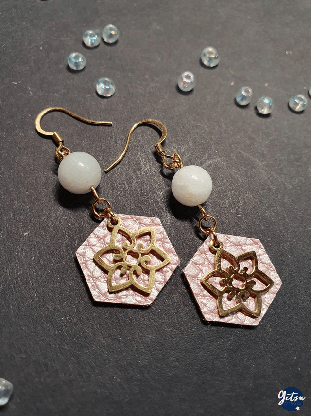 Boucles d'oreilles fleur de cerisier, jade et cuir rose