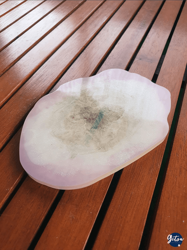Sous-verre en résine inspiration tranche d'agate, blanc-violet et plutôt rond