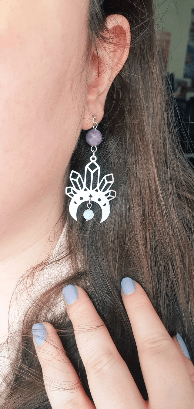 Boucles d'oreilles couronnes lunaires, perles de lépidolite et opalite 