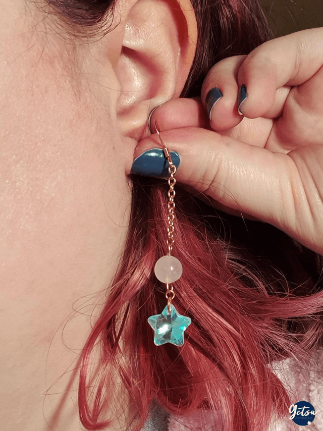 Boucles d'oreilles longues, asymétriques, étoiles en verre et quartz rose et or