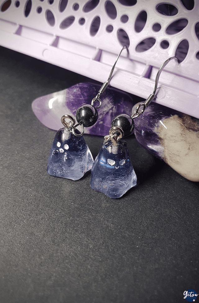 Boucles d&#039;oreilles fantômes en résine et hématites