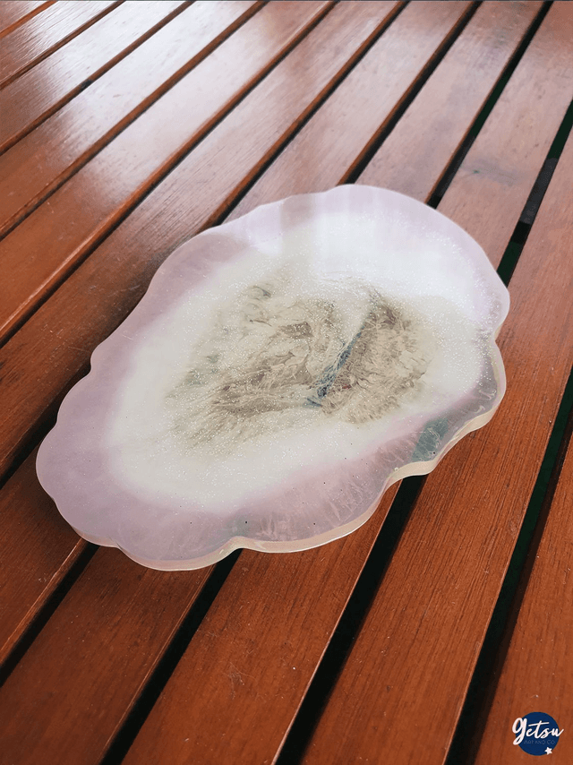 Sous-verre en résine inspiration tranche d&#039;agate, blanc-violet transparent et ovale