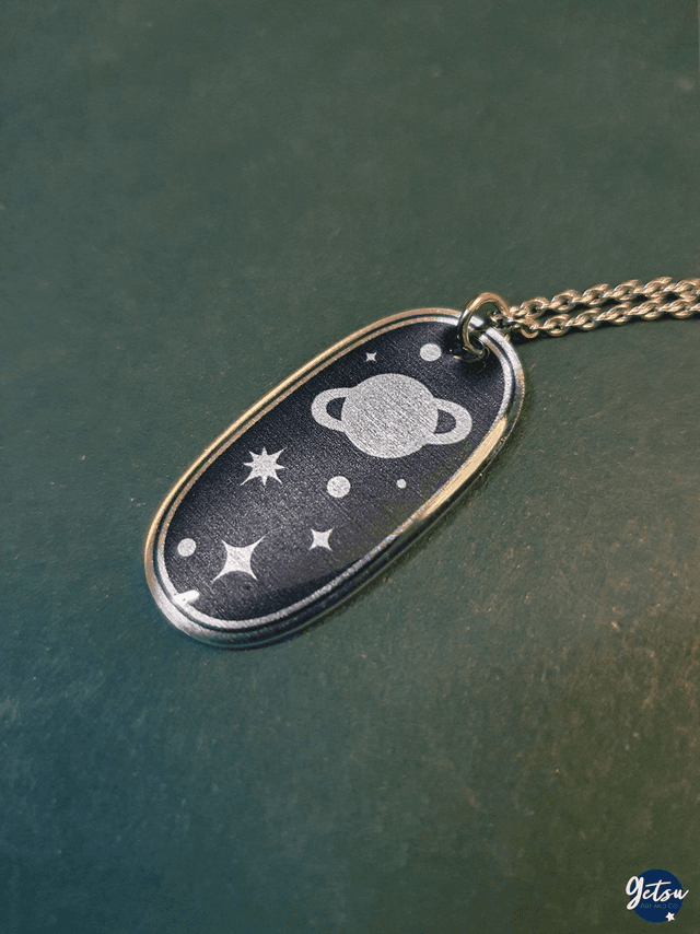 Collier planète et étoiles