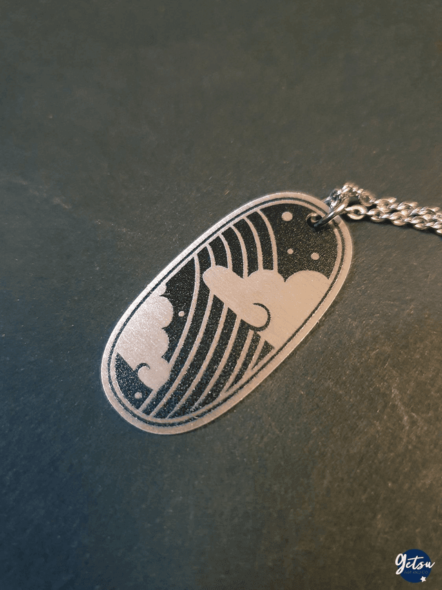 Collier arc-en-ciel et nuages