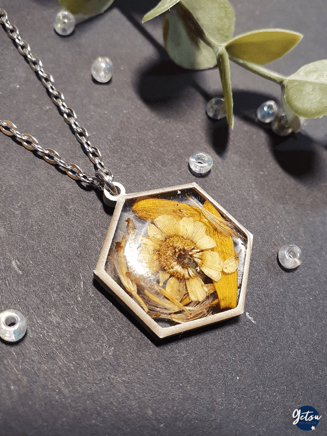 Collier de pâquerettes jaunes