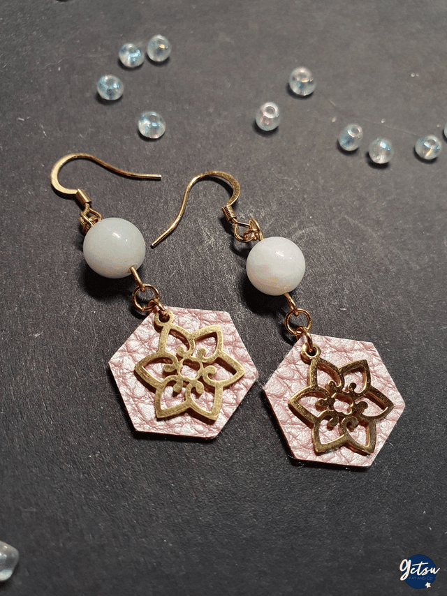 Boucles d&#039;oreilles fleur de cerisier, jade et cuir rose
