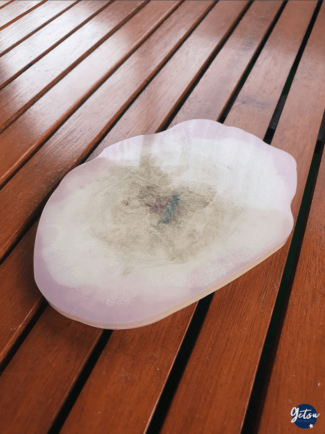 Sous-verre en résine inspiration tranche d&#039;agate, blanc-violet et plutôt rond