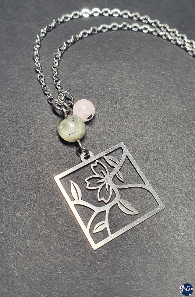 Collier carré, fleur et feuilles avec quartz rose et préhnite