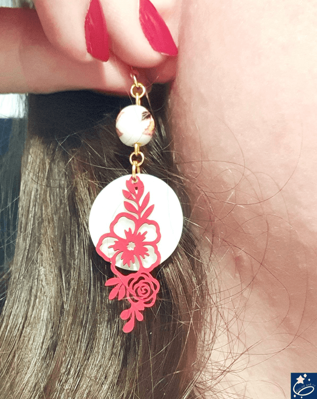 Boucles d'oreilles roses rouges, nacre naturelle et perles porcelaines